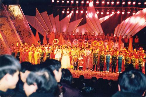 師生參加2000年華東六省一市電視台《春節文藝晚會》並獲獎